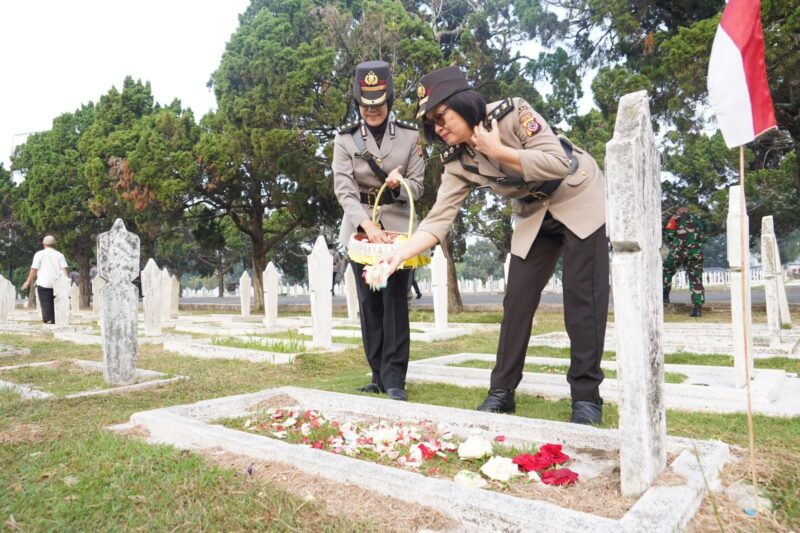 Wakapolda Jawa Barat Brigjen Pol. Bariza Sulfi beserta seluruh anggota Polwan Polda Jabar mengadakan kegiatan ziarah dan tabur bunga di Taman Makam Pahlawan (TMP) Cikutra, Bandung, pada Kamis, 22 Agustus 2024