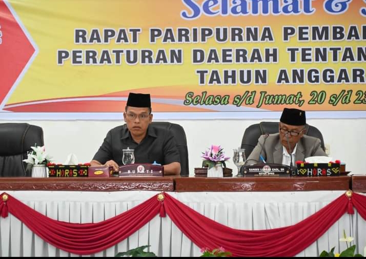 Bupati Humbang Hasundutan (Humbahas), Dosmar Banjarnahor, menyampaikan nota jawaban atas pemandangan umum Fraksi-Fraksi DPRD terhadap nota pengantar keuangan Ranperda