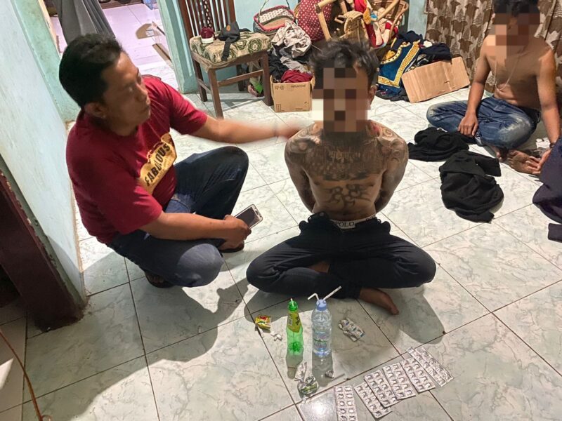 Jajaran Polresta Cirebon mengamankan tiga pengedar obat keras terbatas (OKT) tanpa izin resmi berinisial AH (19), AS (24), dan OK (24) di wilayah Kecamatan Dukupuntang, Kabupaten Cirebon, pada Rabu (21/8/2024)