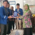Kepala Desa Cihujan, Kecamatan Cijaku, Hj. Bedah Marwiah, secara resmi melepas mahasiswa Sekolah Tinggi Akuntansi Negara (STAN) yang telah menyelesaikan program Kuliah Kerja Nyata (KKN) di Desa Cihujan