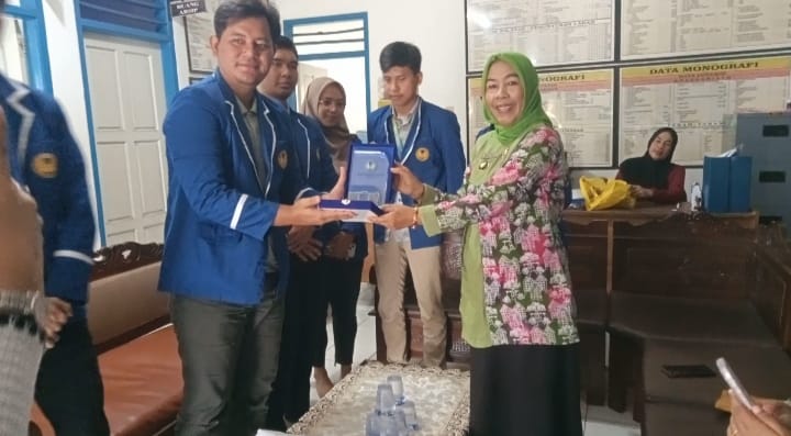 Kepala Desa Cihujan, Kecamatan Cijaku, Hj. Bedah Marwiah, secara resmi melepas mahasiswa Sekolah Tinggi Akuntansi Negara (STAN) yang telah menyelesaikan program Kuliah Kerja Nyata (KKN) di Desa Cihujan