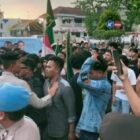 Puluhan mahasiswa yang tergabung dalam Ikatan Mahasiswa Lebak (Imalq), Keluarga Mahasiswa Lebak (Kumala), dan Himpunan Mahasiswa Cibadak (Himacida) melakukan aksi unjuk rasa di depan Gedung DPRD Kabupaten Lebak pada Jumat, 23 Agustus 2024