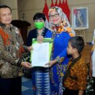 Dalam rangka memperingati Hari Lahir Kejaksaan RI ke-79, Kejaksaan Negeri Jakarta Barat bekerja sama dengan Pengadilan Agama Jakarta Barat serta Pemerintah Kota Administrasi Jakarta Barat menggelar Sidang Perwalian Anak Kelompok Rentan pada Jumat (23/8/2024)