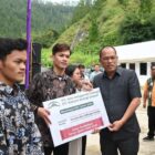 PT Asia Anugerah Biologis bersama PT Bakara Energi Lestari menunjukkan komitmennya terhadap pendidikan dengan memberikan beasiswa Corporate Social Responsibility (CSR) 2024 kepada tujuh mahasiswa asal Kecamatan Baktiraja, Kabupaten Humbang Hasundutan (Humbahas)