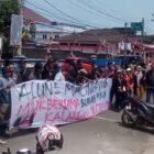 Puluhan massa berkumpul di Alun-Alun Malingping pada Sabtu, 24 Agustus 2024, untuk menggelar aksi protes terkait pembatalan mendadak saresehan sosialisasi KPU yang rencananya akan menghadirkan artis populer, The Virgin