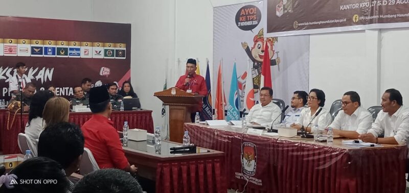Komisi Pemilihan Umum (KPU) daerah kabupaten Humbanghasundutan telah mumbuka penerimaan pendaftaran pasangan calon bupati dan wakil bupati pada pemilihan serentak tahun 2024 mulai selasa, 27 - 29 agustus 2024 di kantor KPU Desa, Aek Nauli, Kecamatan Doloksanggul Kabupaten Humbahas
