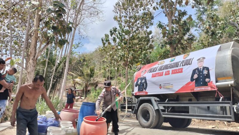 Salah satu upaya yang patut diapresiasi adalah kegiatan yang dilaksanakan oleh Polres Tulungagung dengan menyalurkan 100 tangki air bersih kepada 19 dusun di 9 desa yang tersebar di 6 kecamatan di Kabupaten Tulungagung