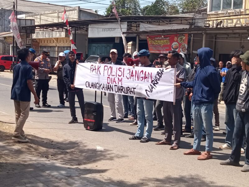 liansi Masyarakat Anti Narkoba menggelar aksi unjuk rasa di depan Markas Kepolisian Sektor (Mapolsek) Malingping pada Selasa (27/8/2024).