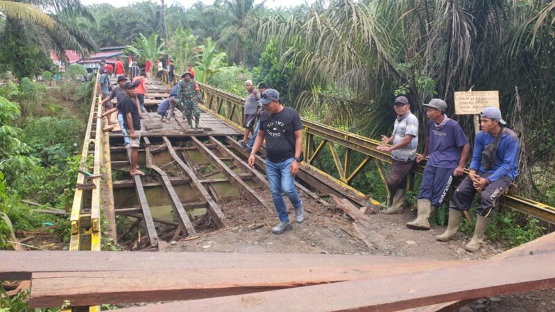 Dalam sebuah aksi gotong royong yang menggugah, Danramil 423-01/Ketahun, Kapten Inf Yudi Triawan, bersama lima orang anggota Babinsa Koramil 01/Ketahun, turun tangan membantu warga memperbaiki Jembatan Belly