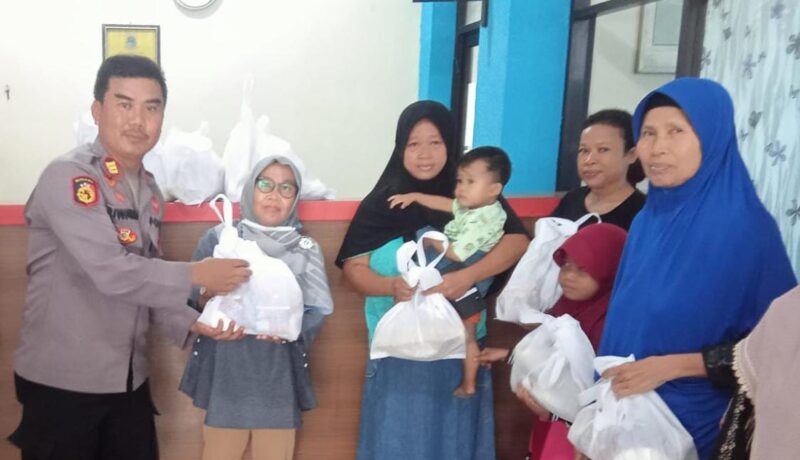 apolsek Rangkaabitung AKP Pipih Iwan Hermansyah.SH,gelar Bakti Sosial bagikan paket sembako sebanyak 60 Paket dari Kapolres Lebak AKBP Suyono,.S.I.K.