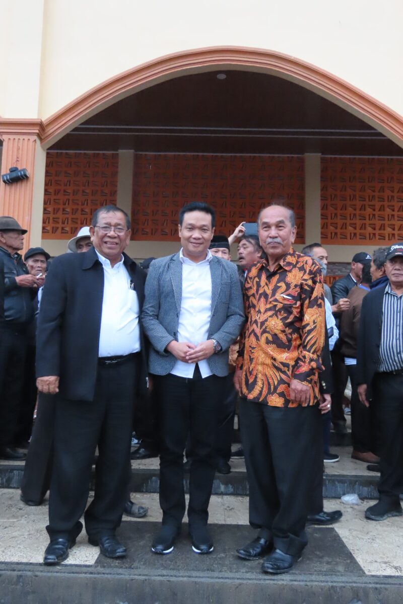 Mantan Bupati Pertama kali terpilih dan menjabat  selama dua periode di Kabupaten Humbang Hasundutan (Humbahas) Drs Maddin Sihombing MSi bersama istri Anni Rosma Napitupulu hadiri deklarasi pasangan bakal calon (paslon) Bupati/Wakil Bupati Humbahas Dr Oloan Paniaran Nababan SH MH dan Yunita Rebeka Marbun SH, MAP