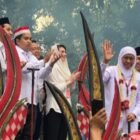 hofifah-Emil tiba di Kantor KPU Jatim pada pukul 09.30 WIB, diiringi oleh iring-iringan pawai budaya yang begitu memukau mata