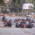 Aksi damai yang digelar oleh berbagai elemen masyarakat di depan Gedung DPRD Jawa Barat, Jalan Diponegoro, Kota Bandung, pada Senin (26/8/2024)