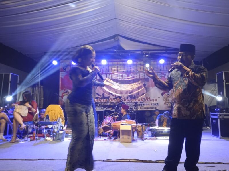 Kekompakan dan semangat warga Desa Pakisrejo terlihat jelas pada malam penutupan Expo