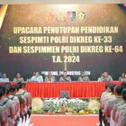 Upacara penutupan Pendidikan Reguler (Dikreg) Sekolah Staf dan Pimpinan Tinggi (Sespimpti) ke-33 dan Sekolah Staf dan Pimpinan Menengah (Sespimen) ke-64 Tahun Anggaran 2024 berlangsung khidmat di Gedung Utaryo, Sespim, Kamis (29/8/2024)