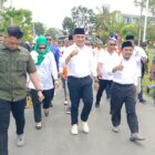 ibuan massa simpatisan dengan penuh semangat mengiringi pasangan calon Bupati Ikram Umasugi dan Wakil Bupati Sudarmo saat mendaftar ke Kantor Komisi Pemilihan Umum (KPU) Kabupaten Buru pada Kamis (29/08/2024)