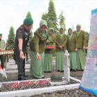 Dalam rangka memperingati Hari Ulang Tahun ke-63 Korem 071/Wijayakusuma, Komandan Korem (Danrem) 071/Wijayakusuma, Kolonel Inf Jamaluddin, S.I.P, memimpin ziarah rombongan di Taman Makam Pahlawan (TMP) Tanjungnirwana, Purwokerto pada Kamis, 29 Agustus 2024
