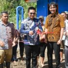 Dalam langkah penting menuju pembangunan berkelanjutan di Kabupaten Humbang Hasundutan, Wakil Bupati Dr. Oloan Paniaran Nababan, SH, MH, meresmikan Pompa Air Pembangkit Listrik Tenaga Surya (PLTS) di Desa Purba Baringin, Kecamatan Pakkat, pada Kamis, 29 Agustus 2024