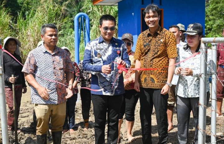 Dalam langkah penting menuju pembangunan berkelanjutan di Kabupaten Humbang Hasundutan, Wakil Bupati Dr. Oloan Paniaran Nababan, SH, MH, meresmikan Pompa Air Pembangkit Listrik Tenaga Surya (PLTS) di Desa Purba Baringin, Kecamatan Pakkat, pada Kamis, 29 Agustus 2024