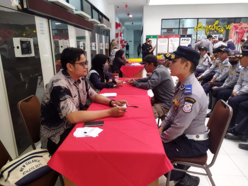 Pelaksanaan tes urine massal terhadap 183 pegawai operasional di lingkungan Dinas Perhubungan, Satpol PP, dan Pemadam Kebakaran pada Kamis, 29 Agustus 2024