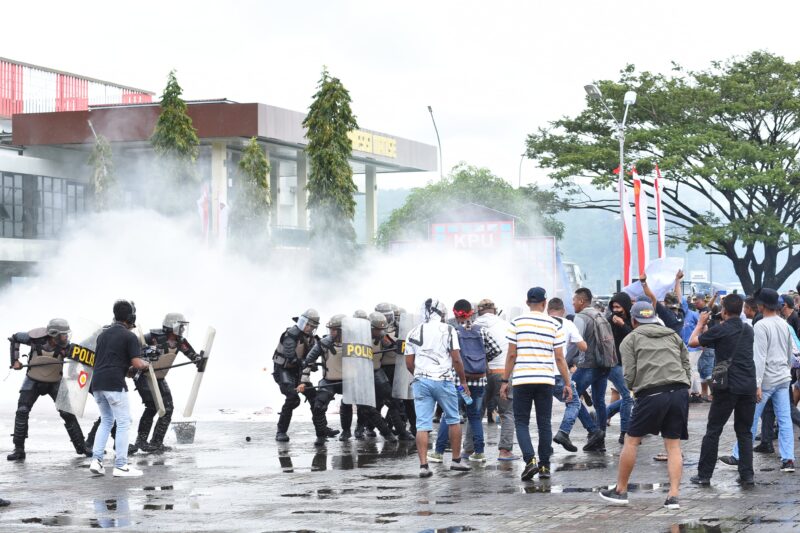 Menjelang pelaksanaan Pemilihan Kepala Daerah (Pilkada) serentak tahun 2024, Kepolisian Daerah Maluku menggelar simulasi Sistem Pengamanan Kota (SISPAM KOTA) pada Senin, 26 Agustus 2024
