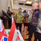 Duta Besar Inggris untuk Indonesia, Dominic Jermey, menegaskan bahwa meninggalkan batu bara dan beralih ke energi terbarukan merupakan salah satu dari tiga langkah utama yang dilakukan Inggris dalam upaya mengurangi emisi karbon