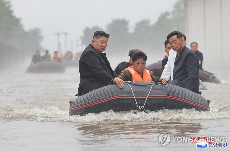 Pemimpin Korea Utara, Kim Jong-un, mengunjungi daerah-daerah yang dilanda banjir di Sinuiju dan Kabupaten Uiju pada hari Minggu (28/07)