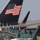 Para anggota tim kampanye mantan Presiden Donald Trump, turun dari pesawat Boeing 757 setibanya di Bandara Internasional Billings Logan di Billings, Montana, Jumat, 9 Agustus 2024. (Foto: Larry Mayer/The Billings Gazette via AP)