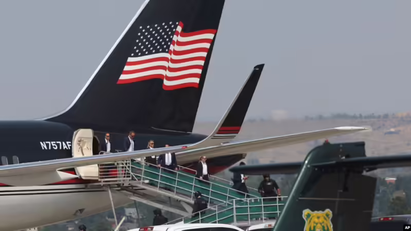 Para anggota tim kampanye mantan Presiden Donald Trump, turun dari pesawat Boeing 757 setibanya di Bandara Internasional Billings Logan di Billings, Montana, Jumat, 9 Agustus 2024. (Foto: Larry Mayer/The Billings Gazette via AP)