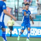 Kapten PSIS Semarang Septian David Maulana memberikan arahan ke rekan-rekannya dalam laga perdana BRI Liga 1 musim 2024/2025. PSIS Semarang harus mengakui keunggulan tim tamu Persita Tangerang yang digelar di Stadion Moch Soebroto, Minggu (11/8) dengan skor 0-1. (Instagram: @psisofficial)