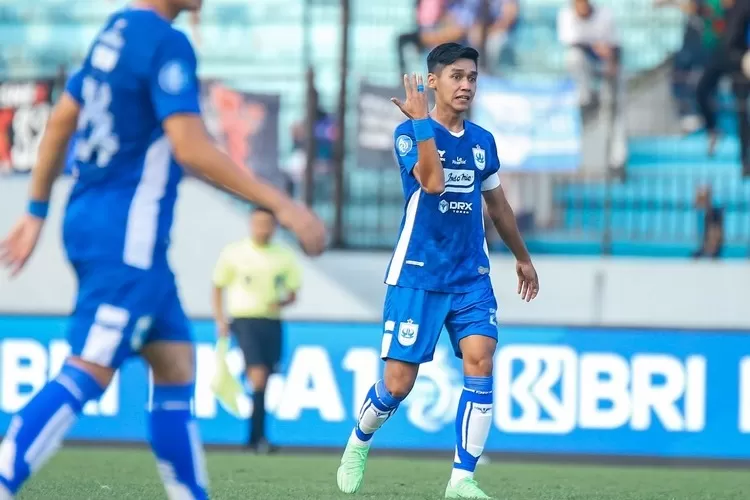 Kapten PSIS Semarang Septian David Maulana memberikan arahan ke rekan-rekannya dalam laga perdana BRI Liga 1 musim 2024/2025. PSIS Semarang harus mengakui keunggulan tim tamu Persita Tangerang yang digelar di Stadion Moch Soebroto, Minggu (11/8) dengan skor 0-1. (Instagram: @psisofficial)