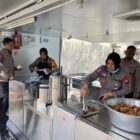 Polda Maluku Utara dengan cepat mengambil langkah-langkah konkret untuk membantu warga yang membutuhkan, salah satu upaya nyata yang dilakukan adalah mendirikan dapur umum di Kelurahan Rua, Kota Ternate, pada Selasa (27/8/2024)