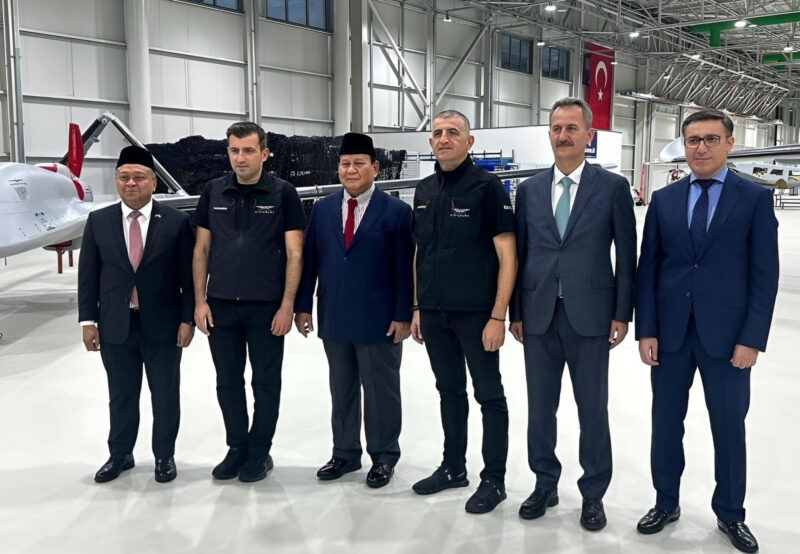 Menhan Prabowo didampingi Duta Besar Republik Indonesia untuk Republik Turki, Achmad Rizal Purnama, diterima oleh Chief Technology Officer (CTO) Baykar, Selçuk Bayraktar, beserta jajaran, Foto - Biro Humas Setjen Kemhan