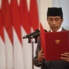 Salah satu langkah penting yang dilakukan Jokowi dalam beberapa bulan terakhir adalah pelantikan sejumlah nama baru dalam kabinet sebagai bagian dari transisi pemerintahan