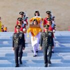Tim Purna Paskibraka Duta Pancasila membawa bendera duplikat Sang Merah Putih dan teks proklamasi yang diarak dari Monumen Nasional (Monas), Jakarta menuju Ibu Kota Nusantara (IKN), Kalimantan Timur, pada Sabtu, 10 Agustus 2024. Foto: BPMI Setpres/Muchlis Jr