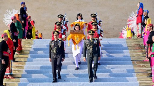 Tim Purna Paskibraka Duta Pancasila membawa bendera duplikat Sang Merah Putih dan teks proklamasi yang diarak dari Monumen Nasional (Monas), Jakarta menuju Ibu Kota Nusantara (IKN), Kalimantan Timur, pada Sabtu, 10 Agustus 2024. Foto: BPMI Setpres/Muchlis Jr