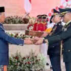 Kepala Sekretariat Presiden Heru Budi Hartono menyerahkan duplikat bendera Merah Putih dan teks proklamasi yang ada di Ruang Kemerdekaan Monas untuk dibawa Tim Purna Paskibraka menuju IKN, pada Sabtu, 10 Agustus 2024. Foto: BPMI Setpres/Muchlis Jr