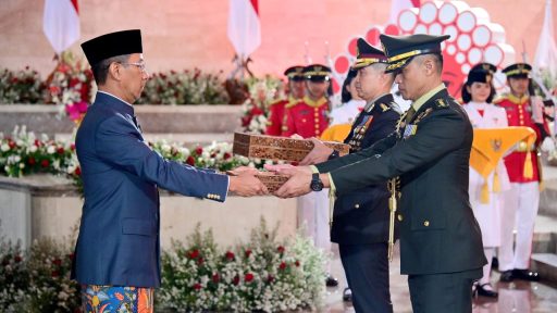 Kepala Sekretariat Presiden Heru Budi Hartono menyerahkan duplikat bendera Merah Putih dan teks proklamasi yang ada di Ruang Kemerdekaan Monas untuk dibawa Tim Purna Paskibraka menuju IKN, pada Sabtu, 10 Agustus 2024. Foto: BPMI Setpres/Muchlis Jr