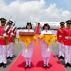 Setelah menempuh penerbangan selama kurang lebih dua jam, duplikat bendera Sang Merah Putih dan teks proklamasi tiba dengan selamat di Bandara Internasional Sultan Aji Muhammad Sulaiman Sepinggan, Kota Balikpapan