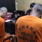 Kepolisian Sukabumi Kota berhasil menangkap dua pelaku pencurian dengan kekerasan, yakni WAB (44 tahun) dan AC (42 tahun), setelah melakukan aksi kejam terhadap seorang remaja berinisial MAN (17 tahun)