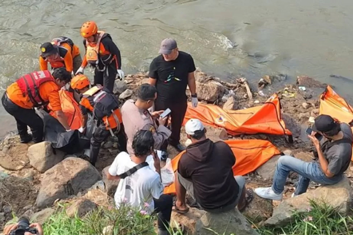 Kepala Kepolisian Daerah (Kapolda) Metro Jaya, Irjen Pol Karyoto, berjanji akan mengungkap secara terang benderang kasus kematian tujuh orang pria yang ditemukan mengambang di aliran Kali Bekasi, Jawa Bara