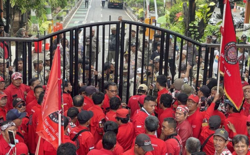 Ratusan anggota ormas Pemuda Batak Bersatu (PBB) menggelar aksi di depan Kantor Wali Kota Bekasi pada Selasa (24/9/2024) pagi