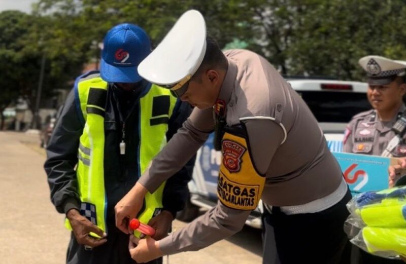 Pemberian penghargaan ini dipimpin oleh Kasat Lantas Polres Cimahi, AKP Adhi Prasidya Danahiswara, yang menyampaikan rasa terima kasih kepada para relawan yang selama ini berperan penting dalam menjaga keselamatan pengguna jalan, meskipun tanpa perlindungan resmi dari fasilitas palang pintu otomatis