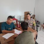 Aiptu Jejen Jaelani, Bhabinkamtibmas Desa Ciharashas, Kecamatan Cipeundeuy, Kabupaten Bandung Barat, melaksanakan kegiatan sambang ke warga di desa binaannya pada Kamis (19/09/2024)