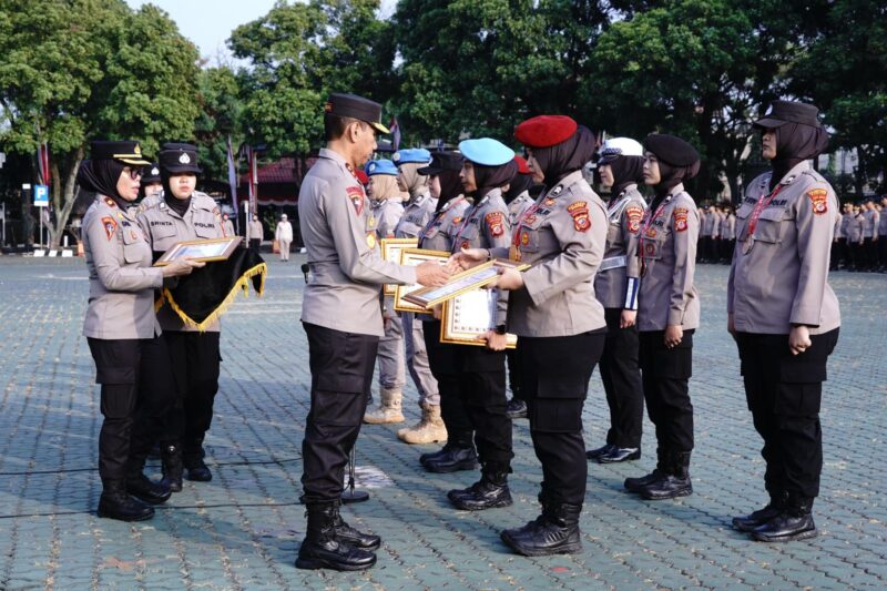 Kapolda Jawa Barat, Irjen Pol Dr. Akhmad Wiyagus, S.I.K., M.Si., M.M., memimpin Apel Bersama dalam rangka memperingati Hari Jadi Polisi Wanita (Polwan) Republik Indonesia yang ke-76. Kegiatan ini digelar pada Senin (2/9/2024)