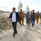 Bupati Humbang Hasundutan, Dosmar Banjarnahor, SE, bersama sejumlah pejabat daerah, termasuk Kadis PUTR Renward Henry Marpaung, ST, Kadis Kominfo Batara Franz Siregar, SE, Camat Pollung Imron Banjarnahor, dan Kepala Desa Pardomuan Harjo Lumban Gaol, melakukan peninjauan langsung terhadap progres pembangunan jalan Penanganan Long Segment Sp.Sibatubatu-Sibatubatu-Parsingguran I di Kecamatan Pollung pada Selasa, 3 September 2024