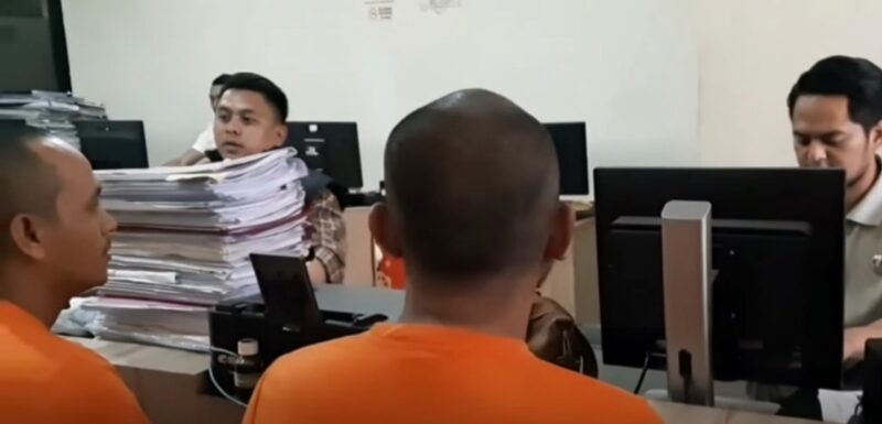 Kepolisian Resort Garut berhasil menangkap tiga pelaku perampokan yang melibatkan modus penipuan rekrutmen ASN. Ahmad, Fahmi, dan Apep, ketiga pelaku yang tertangkap, melancarkan aksi keji mereka dengan merampok dua warga Medan senilai Rp46 juta