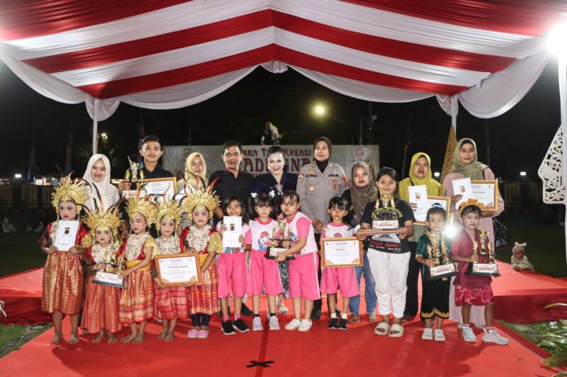Dalam rangka memperingati Hari Jadi Polwan ke-76, Polresta Cirebon bersama Komisi Perlindungan Anak Indonesia Daerah (KPAID) Kabupaten Cirebon menggelar Lomba Tari Kreasi Tradisional di halaman Mapolresta Cirebon, Kamis (05/09/2024)