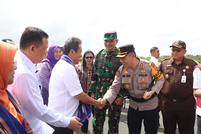 Kapolres Kepulauan Tanimbar, AKBP Umar Wijaya, S.I.K., M.H., bersama Forkopimda menyambut kedatangan Menteri Kelautan dan Perikanan Republik Indonesia, Ir. Sakti Wahyu Trenggono, M.M., IPU., beserta rombongan dalam rangka kunjungan kerja di Kepulauan Tanimbar