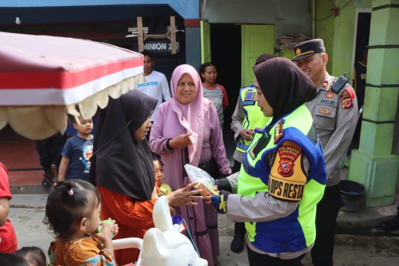 Kapolresta Cirebon, Kombes Pol Sumarni, S.I.K, S.H, M.H, memimpin patroli roda dua yang dilanjutkan menjenguk dan memberikan bantuan kepada anak asuh stunting, Kamis (5/9/2024)